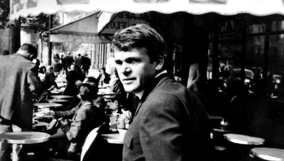 Milan Kundera en 1975, en París. El escritor checo llegó a adquirir la nacionalidad francesa. (Foto: AFP)