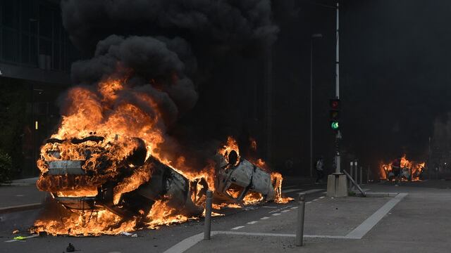 Francia: Nuevas protestas y saqueos tras la muerte de un joven a manos de la policía [VIDEO]