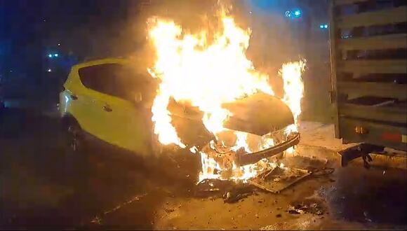Auto consumido por las llamas en Pueblo Libre. (Foto: Difusión).