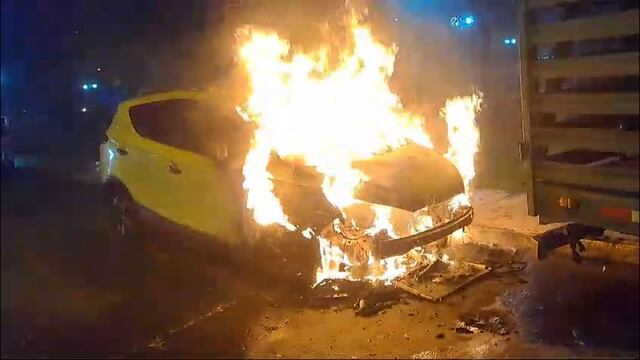 Serenos apagan a baldazos carro en llamas en Pueblo Libre