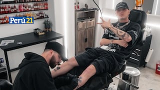 Tildan de cobarde a Peso Pluma por recurrir a la anestesia para tatuarse sin dolor 