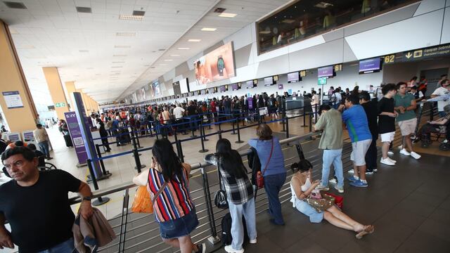 Aeropuerto Jorge Chávez: Pasajeros reclaman por retrasos y cancelaciones de vuelos