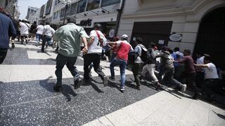 Policía dispersa con bombas lacrimógenas a ‘colectiveros’ en Jirón de la Unión y helicópteros resguardan el Centro de Lima