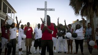 Charleston: Iglesia celebra su primera ceremonia tras matanza de tinte racista
