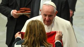 Dolores Aveiro, madre de Cristiano Ronaldo, le dio una camiseta de Portugal al Papa Francisco [FOTO]