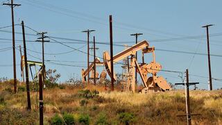 Petróleo se derrumba por dólar fuerte y temor de una recesión