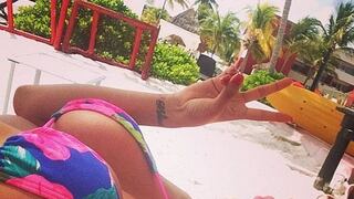 Melissa Paredes y su diminuto bikini alborotan las playas de Cancún