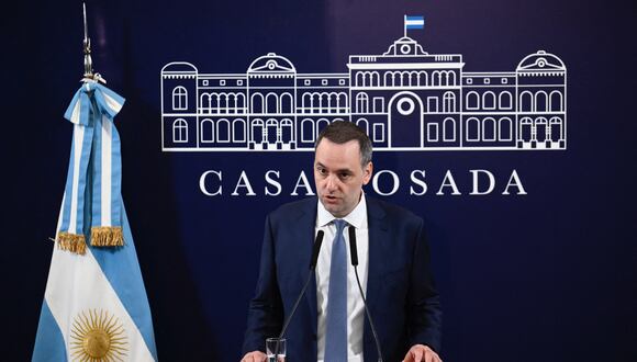 El portavoz presidencial de Argentina, Manuel Adorni, ofrece una conferencia de prensa en la Casa Rosada en Buenos Aires.. (Foto de Luis ROBAYO/AFP).