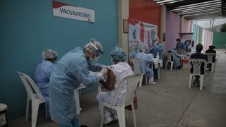 COVID-19: Colegio Médico pide al Minsa vacunar con una “dosis de refuerzo” a profesionales de la salud