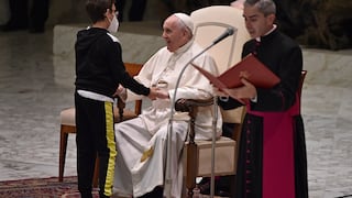 Niño pide el solideo al papa Francisco durante la audiencia general en el Vaticano
