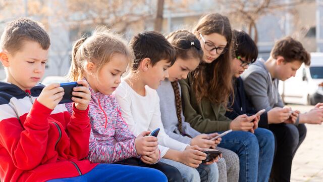 Conoce los 7 tips para evitar el uso excesivo de celular en niños pequeños