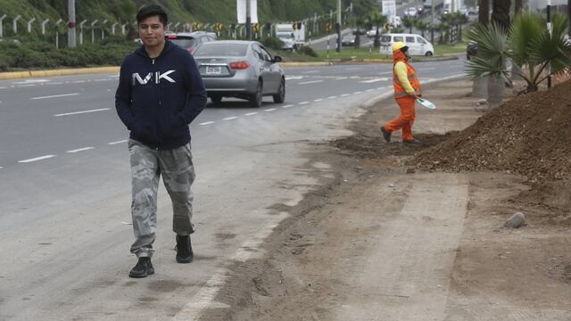 Peatones se ven obligados a caminar en autopista por obras en la Costa Verde