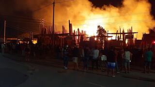 Incendio  consumió varios locales de venta de maderas en Sullana | VIDEO