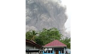 Al menos 1 muerto y 41 heridos por la erupción del volcán indonesio Semeru