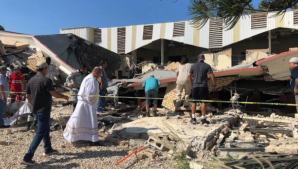 El techo de la iglesia colapsó el domingo durante una ceremonia y por el momento se desconocen las causas del accidente. (Foto: EFE/STR)