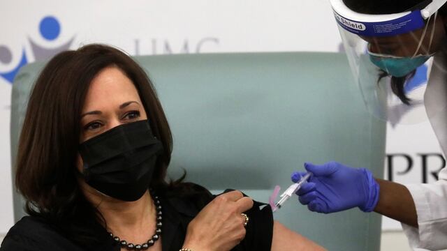 Kamala Harris recibe en público la vacuna y dice que se trata de salvar vidas
