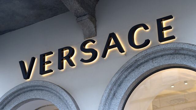 Michael Kors compra la casa de modas italiana Versace por US$2,000 millones