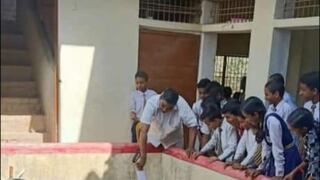 India: Director de escuela cuelga de la pierna a niño de 5 años a modo de ‘castigo’ desde un balcón
