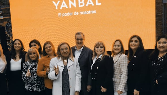 Gerentes y ejecutivos de Yanbal en celebración.