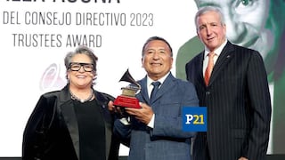 Percusionista peruano Alex Acuña recibió premio a la excelencia en los Latin Grammy 2023