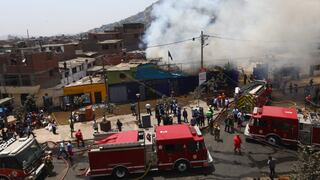 Cercado: 8 unidades  de bomberos intentan controlar incendio que consume ferretería en Barrios Altos