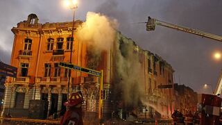 Cercado de Lima: Bomberos controlaron fuego en casona de plaza Dos de Mayo