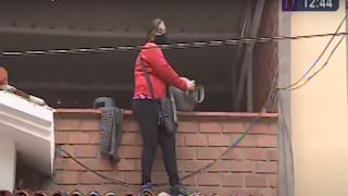Dueña de casa en litigio amenaza con explotar un balón de gas desde el techo de vivienda en Surco