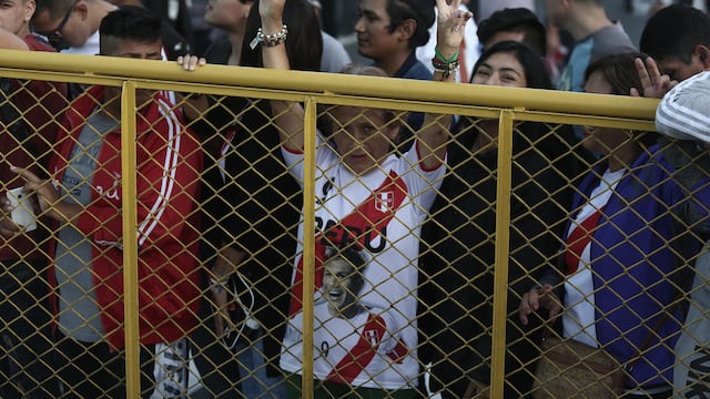 Así esperan los hinchas la llegada de Paolo Guerrero [VIDEO Y FOTOS]