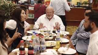 Ministro Carlos Bruce visitó el chifa 'Asia' [FOTOS y VIDEO]