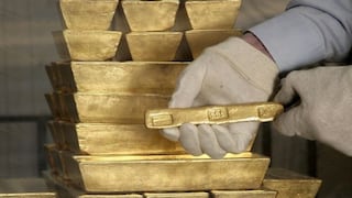 Precios del oro se afirman, factores técnicos compensan avance del dólar