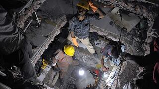 Estalla incendio entre escombros del edificio derrumbado en Bangladesh