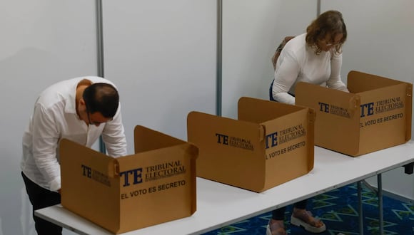 Una pareja marca sus votos este domingo, en el Centro de Convenciones Atlapa en Ciudad de Panamá (Panamá). EFE/ David Toro
