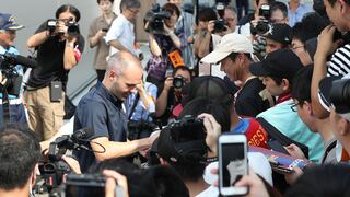 Andrés Iniesta llega a Japón y fue recibido por docenas de hinchas