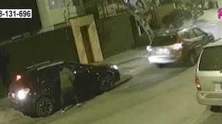 Surco: delincuentes armados a bordo de moderna camioneta robaron lujoso auto a pareja | VIDEO