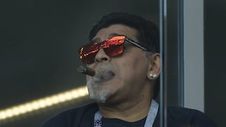 Diego Maradona pide disculpas por fumar en el estadio del Argentina vs. Islandia
