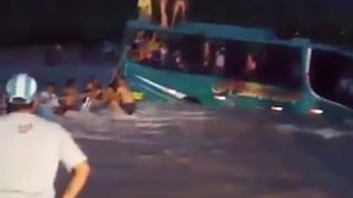 Piura: Bus intenta cruzar la quebrada río Seco y por poco termina en tragedia [Video]