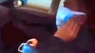 China: conductor fue intervenido con más de 10 mascarillas en el rostro para evitar el coronavirus [VIDEO]