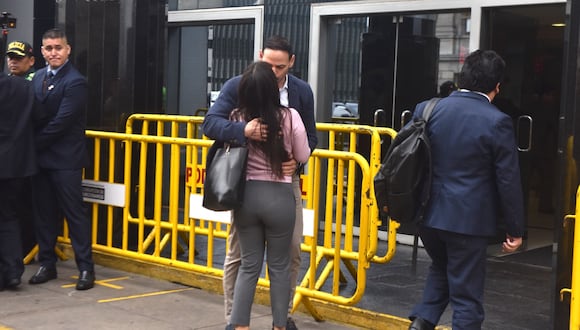 Mark Vito acudió hasta la sede al Poder Judicial y despidió con un beso de su acompañante. Foto: Javier Zapata