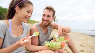¿Llevas alimentos a la playa? Conoce cuáles puede disfrutar sin culpa