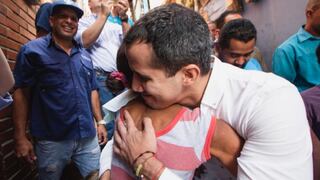 Juan Guaidó distribuye ayuda humanitaria en peligroso barrio de Caracas [FOTOS]