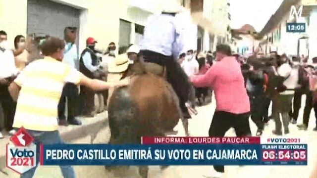 Pedro Castillo casi sufre una caída del caballo con el que acudió a votar [VIDEO]