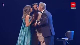 Viña del Mar 2020: Ricky Martin le robó un beso a Martín Cárcamo, conductor del festival [VIDEO]