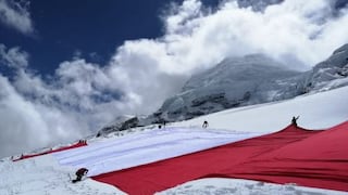 Así fue la colocación de la Bandera del Bicentenario en la cima del nevado Huascarán [VIDEOS]