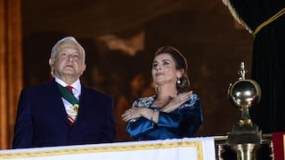 Simpatizantes llevan serenata a López Obrador en la víspera de su cumpleaños