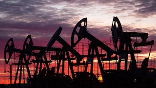 Petróleo sube 2% por reportes de reunión entre Arabia Saudita y Rusia que calma a los inversores
