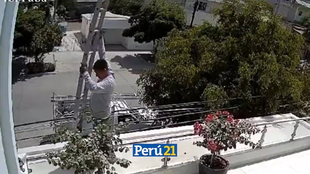¡Terrible! Hombre se electrocuta al chocar su escalera con cables de alta tensión (VIDEO)