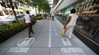 EEUU: Crean carriles especiales para peatones que usan celular en Washington