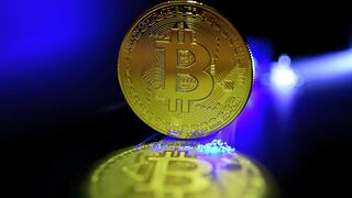 Bitcoin cae a mínimo de 10 días, arrastra a la baja a criptomonedas menores