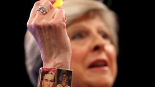 Nadie sabe por qué Theresa May lució un brazalete de Frida Kahlo