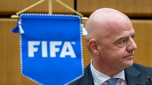 FIFA y UEFA deben cesar en conductas anticompetitivas contra Superliga